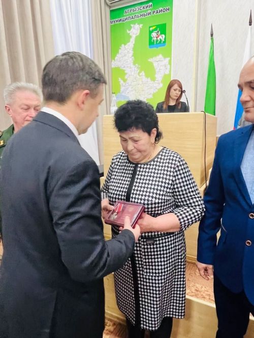 Глава района Ленар Нургаянов вручил Орден Мужества семьям погибших участников СВО