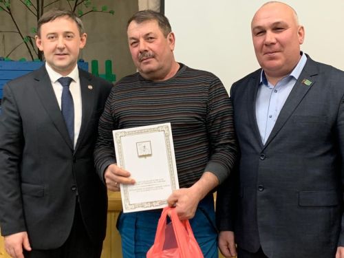 Салагышның үрнәк гаиләләрен һәм авыл активистларын бүләкләделәр