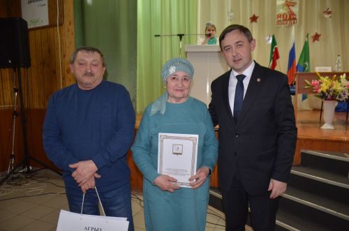 В рамках национального проекта «Семья» глава Агрызского района поздравил юбиляров супружеской жизни