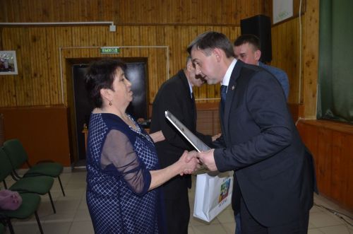 В рамках национального проекта «Семья» глава Агрызского района поздравил юбиляров супружеской жизни