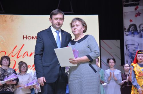Матерей и жен бойцов СВО чествовали на сцене районного дома культуры