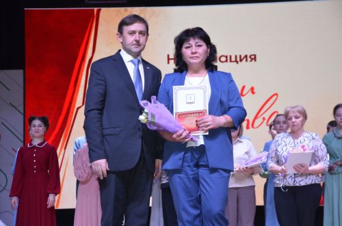 Матерей и жен бойцов СВО чествовали на сцене районного дома культуры