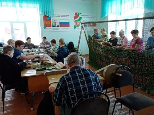 Жители Старой Чекалды плетут маскировочные сети и пишут письма поддержки бойцам на передовой