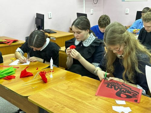 В преддверии 9 мая учащиеся Кучуковской школы украсили «Окна Победы»