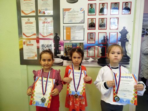 Космический турнир в Агрызе: юные спортсмены сразились в быстрых шашках