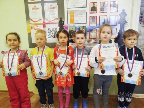 Космический турнир в Агрызе: юные спортсмены сразились в быстрых шашках