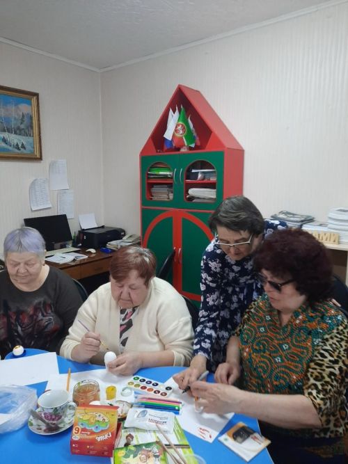 В Агрызской центральной библиотеке состоялся мастер-класс по окрашиванию яиц