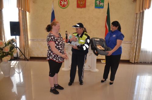 Многодетной семье Хасановых из Агрыза вручили детскую автолюльку
