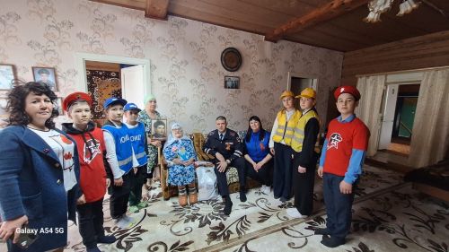 Госавтоинспекция и отряд ЮИД поздравили 98-летнюю труженицу тыла с 80-летием Победы