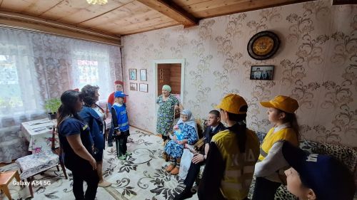 Госавтоинспекция и отряд ЮИД поздравили 98-летнюю труженицу тыла с 80-летием Победы