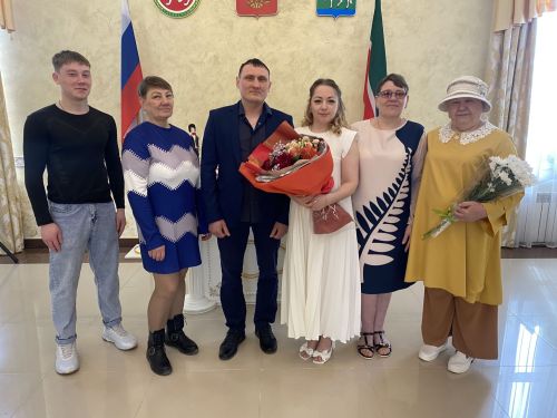 «Память в сердце, любовь в глазах»: молодожены Загребины из Агрыза начали свой семейный путь с поклонения подвигу героев