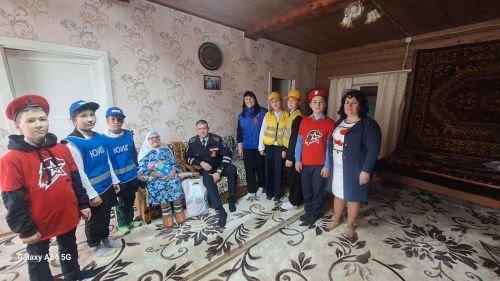 Госавтоинспекция и отряд ЮИД поздравили 98-летнюю труженицу тыла с 80-летием Победы