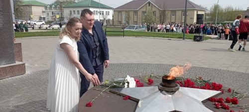 «Память в сердце, любовь в глазах»: молодожены Загребины из Агрыза начали свой семейный путь с поклонения подвигу героев