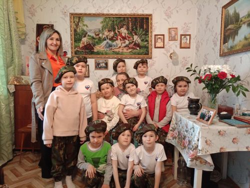 Агрызские кадеты навестили труженицу тыла и сказали «Спасибо!» за Победу