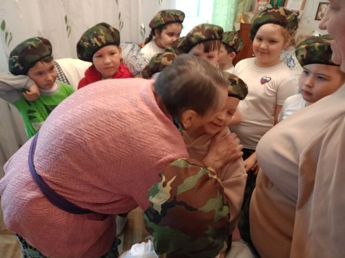 Агрызские кадеты навестили труженицу тыла и сказали «Спасибо!» за Победу
