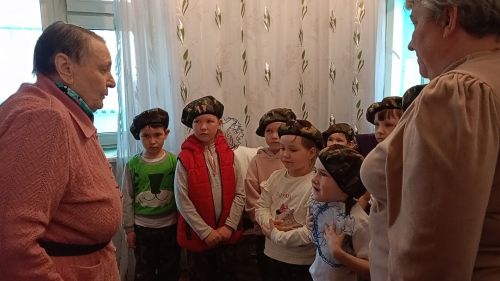Агрызские кадеты навестили труженицу тыла и сказали «Спасибо!» за Победу