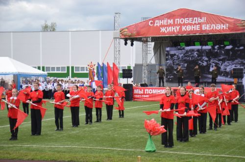 Память жива: в Агрызе представили проникновенное театрализованное представление ко Дню Победы