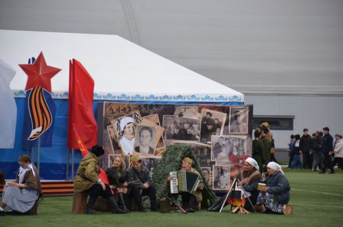 Память жива: в Агрызе представили проникновенное театрализованное представление ко Дню Победы
