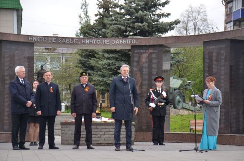 В День Победы Айрат Фаррахов наградил победителей конкурса сочинений «Служа другим, сгораю сам»