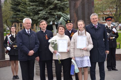 В День Победы Айрат Фаррахов наградил победителей конкурса сочинений «Служа другим, сгораю сам»