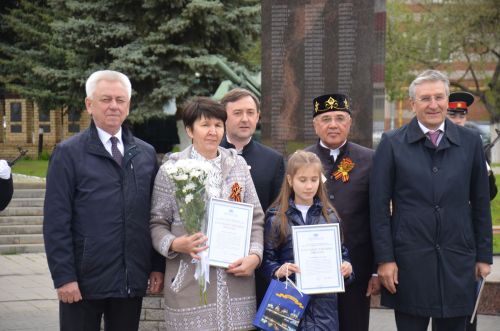 В День Победы Айрат Фаррахов наградил победителей конкурса сочинений «Служа другим, сгораю сам»