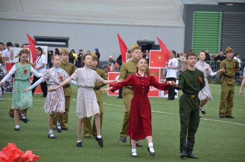 Память жива: в Агрызе представили проникновенное театрализованное представление ко Дню Победы
