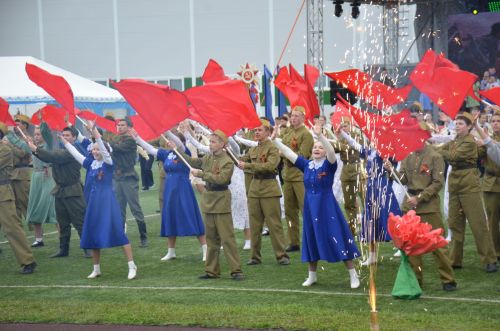 Память жива: в Агрызе представили проникновенное театрализованное представление ко Дню Победы
