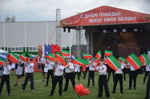 Память жива: в Агрызе представили проникновенное театрализованное представление ко Дню Победы