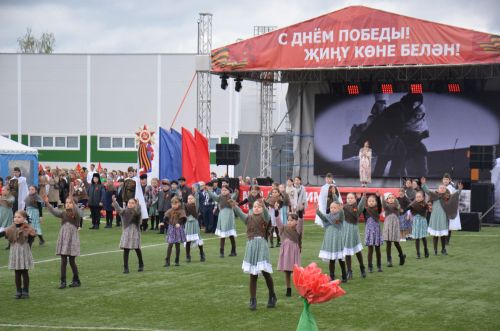 Память жива: в Агрызе представили проникновенное театрализованное представление ко Дню Победы