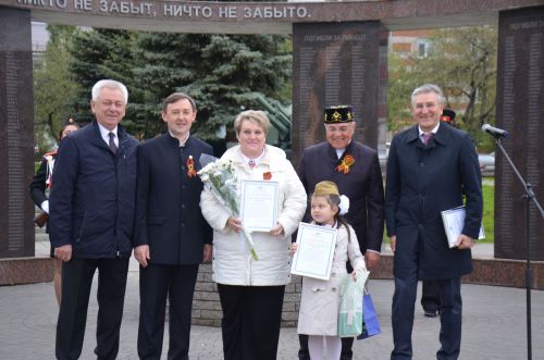 В День Победы Айрат Фаррахов наградил победителей конкурса сочинений «Служа другим, сгораю сам»
