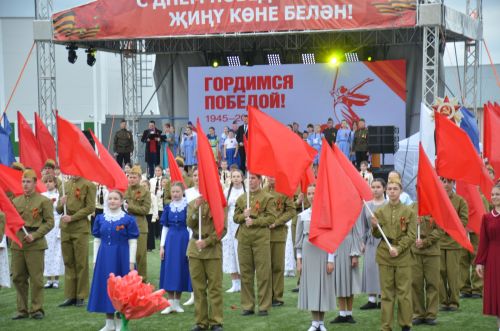 Память жива: в Агрызе представили проникновенное театрализованное представление ко Дню Победы