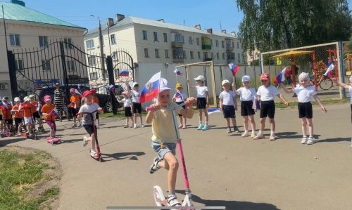 На стадионе состоялся велопробег, посвященный Дню России и 80-летию Победы