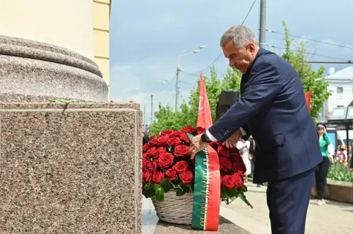 Минниханов почтил память Пушкина в Казани, возложив цветы к памятнику