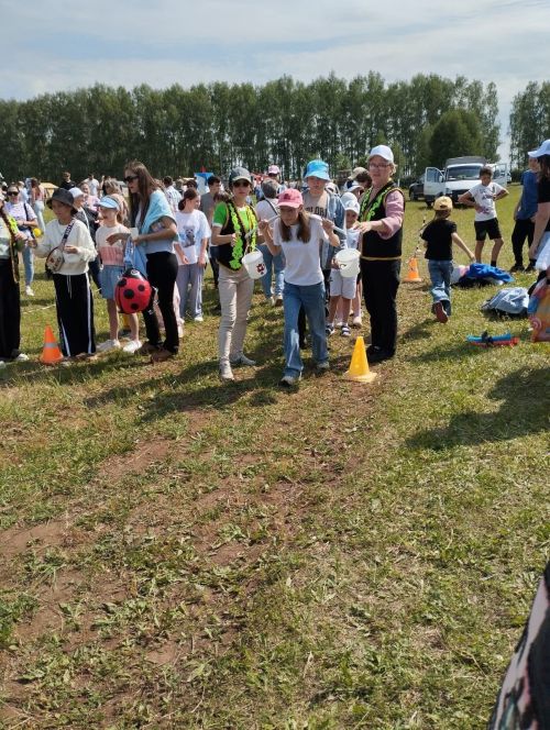 Танцы, песни и сладкие призы: малая сцена Сабантуя в Агрызе стала центром детского праздника