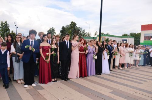 88 выпускников, 11 золотых медалей: в Агрызе прошел торжественный выпускной