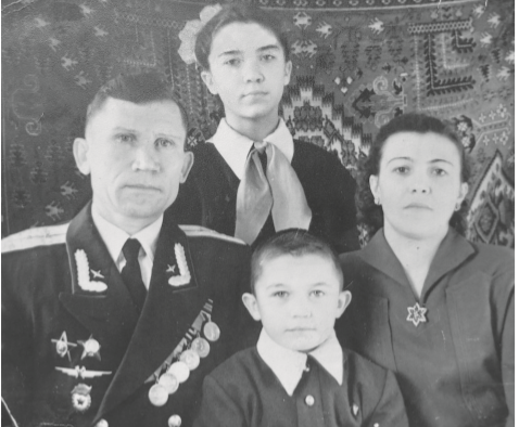 Он заправлял самолёт под бомбами, спасал товарищей и встретил Победу у мотора. Воспоминания фронтовика Зыи Ахметшина