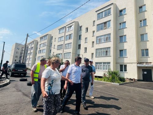 Глава Агрызского района Ленар Нургаянов проверил ход работ по программе «Наш двор»