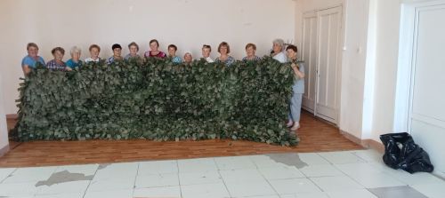 Красный Бор волонтерлары безне яклаучылар өчен маскировка челтәрләре үрүләрен дәвам итәләр