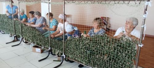 Красный Бор волонтерлары безне яклаучылар өчен маскировка челтәрләре үрүләрен дәвам итәләр