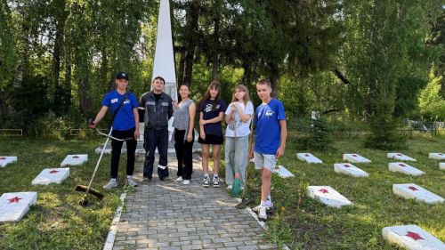 Активисты местного отделения Молодой гвардии навели порядок на братском захоронении