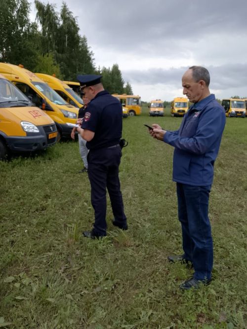 Проверка готовности школьных автобусов к новому учебному году прошла в Агрызском районе