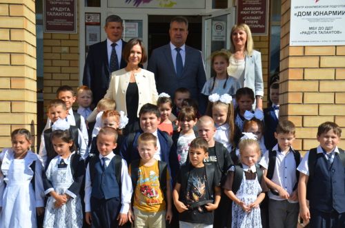 Альфия Когогина подарила портфели первоклассникам Агрызского района