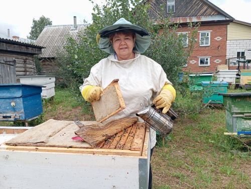 Гульнур Симакова из Исенбаево: Пчёлы - моя жизнь и память о родителях