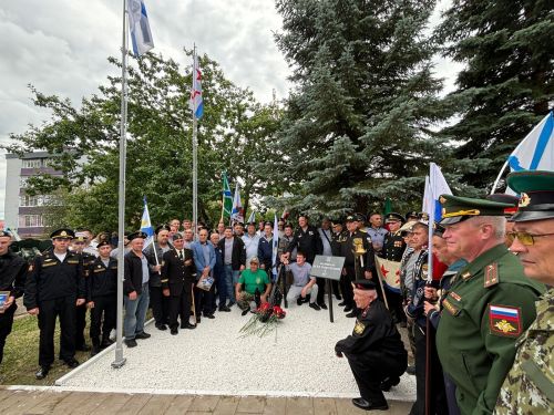 На площади Победы в Агрызе открыли памятный знак морякам