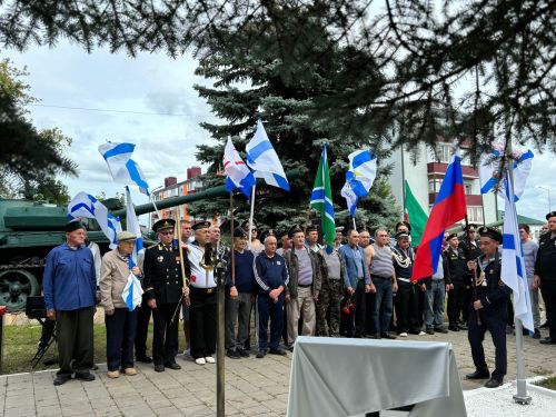 На площади Победы в Агрызе открыли памятный знак морякам