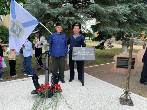 На площади Победы в Агрызе открыли памятный знак морякам