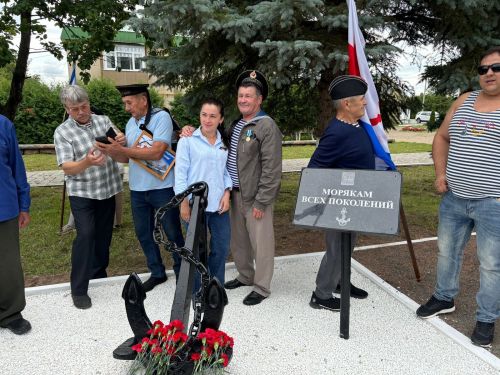 На площади Победы в Агрызе открыли памятный знак морякам