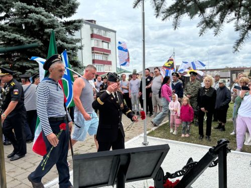 На площади Победы в Агрызе открыли памятный знак морякам