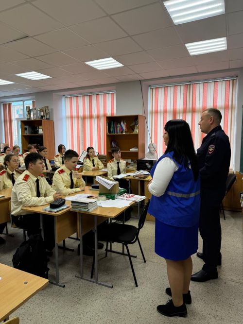 Начальник ОГИБДД Юрий Глезденев провел профилактическую беседу со школьниками