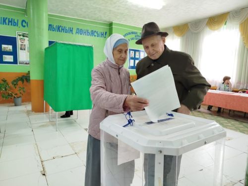 Девятерня өлкәннәре сайлау участогына иң беренче булып килделәр